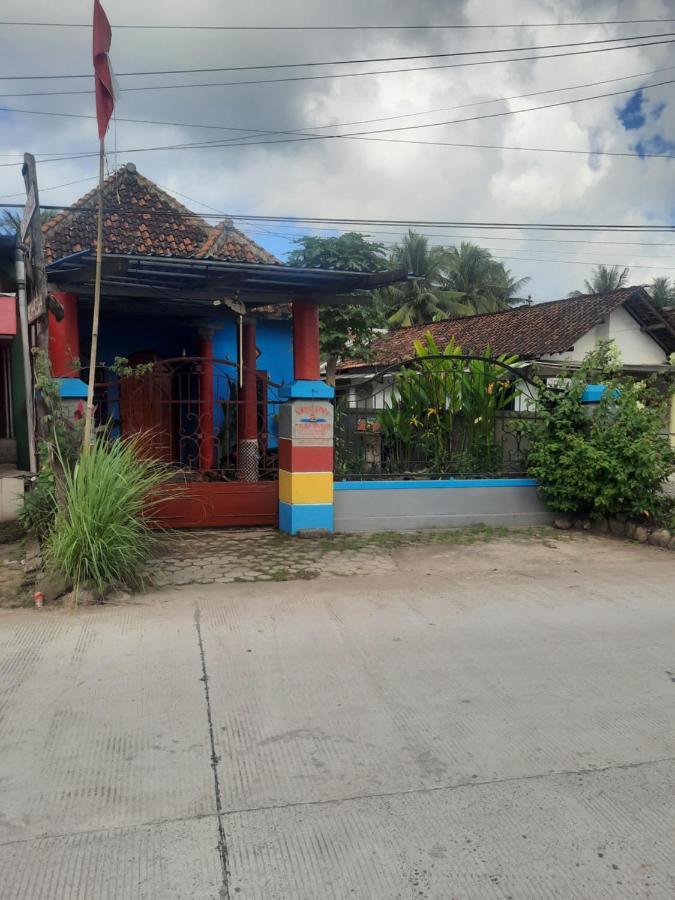 Red Beach Homestay Pasanggaran Exterior photo